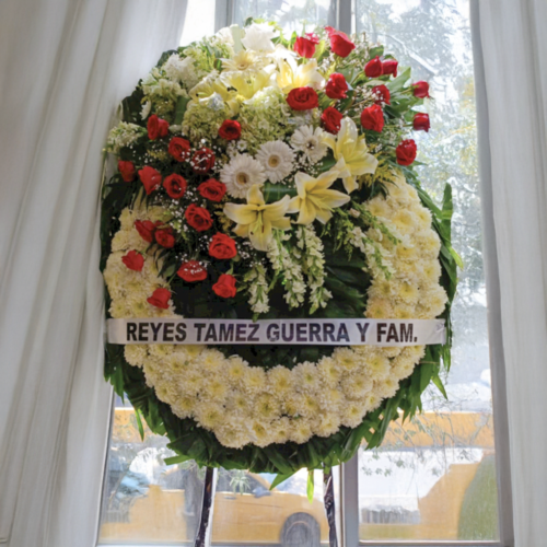 Corona elegante con flores varias