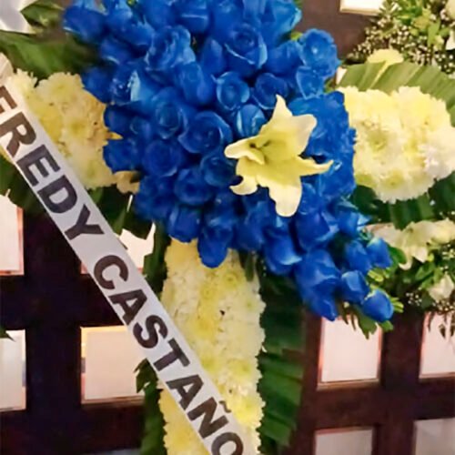 Cruz de rosas azules