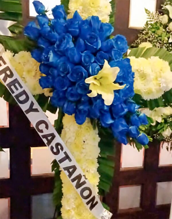 Cruz de rosas azules