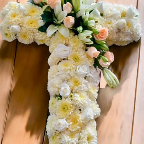 Cruz con rosas y lilis