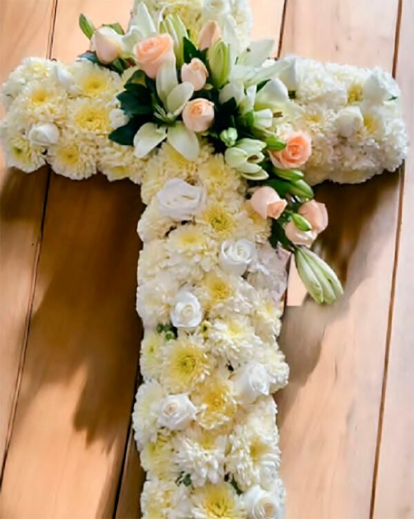 Cruz con rosas y lilis