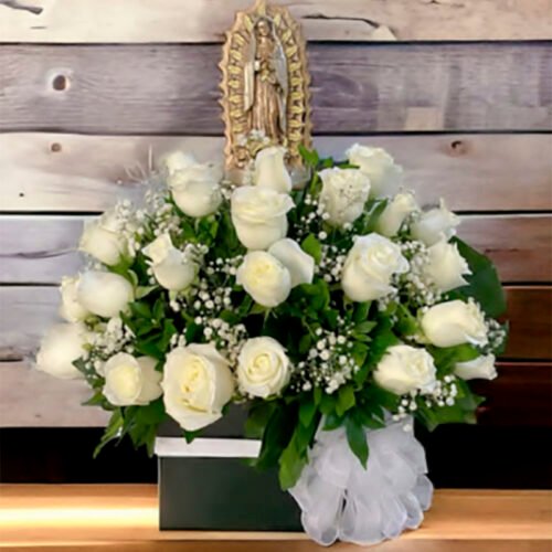 Arreglo de rosas y virgen