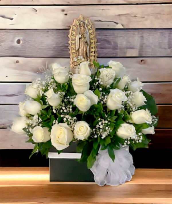 Arreglo de rosas y virgen