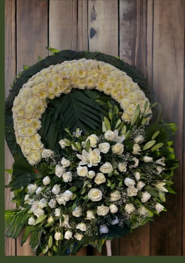 Corona estilizada rosas blancas y lilis