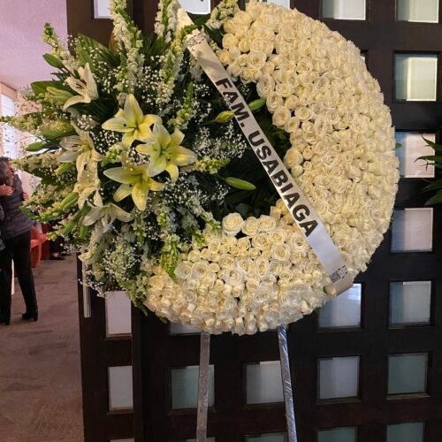 Corona elegante de rosas blancas