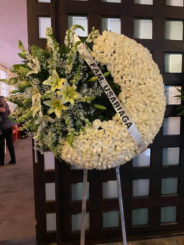 Corona elegante de rosas blancas